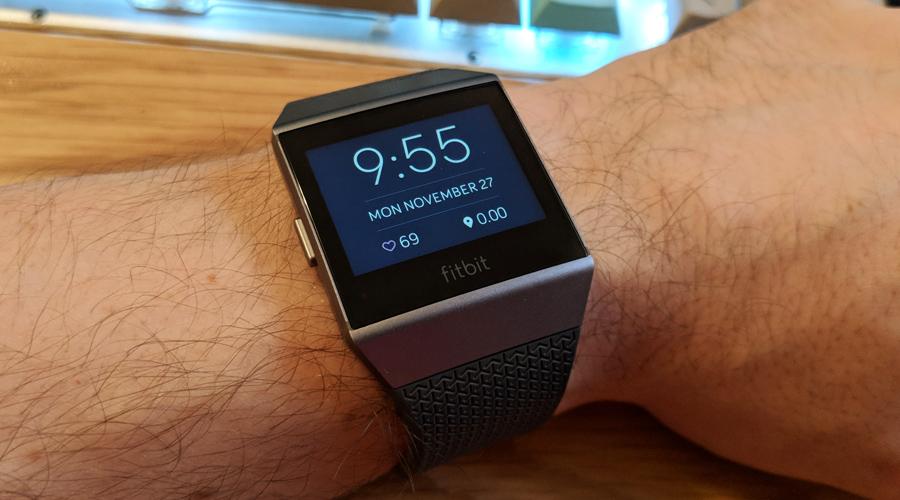Fitbit Ionic на руке